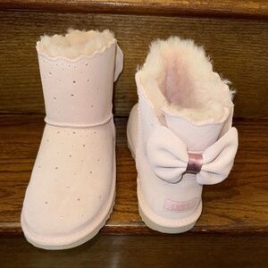 UGG Big Girl's Stargirl Classic Mini Bow Pink Fashion Boot, Size 6 (Big Kid)